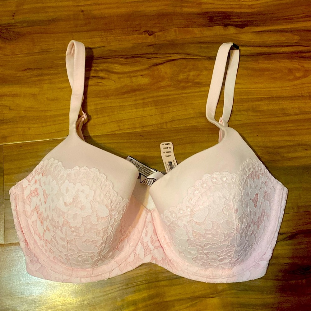 Brand new Victoria’s Secret 34DDD Demi bra with lace.
